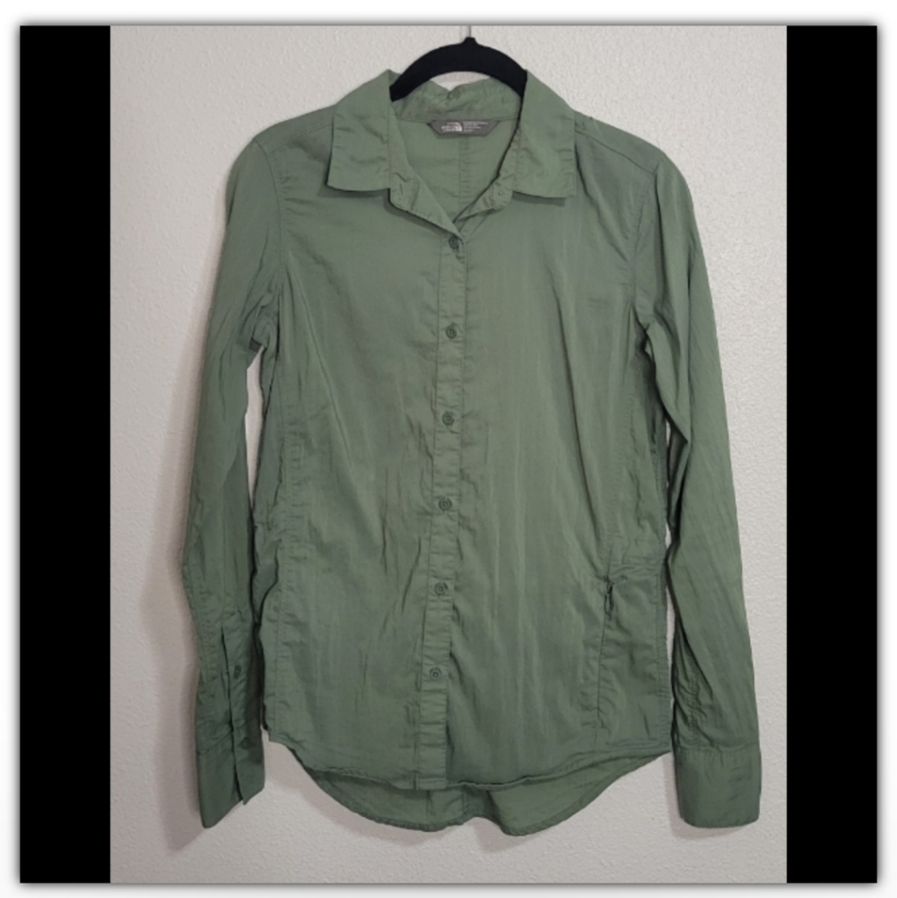North Face quick dry material top with pocket
